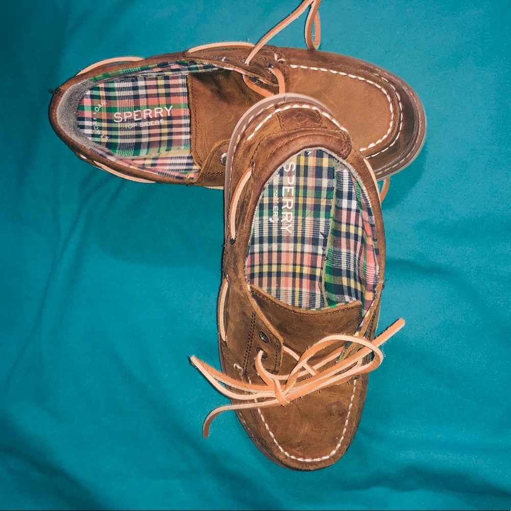 Boy Sperry Boat /dress shoes. Lace up , Features  a super comfy memory foam.